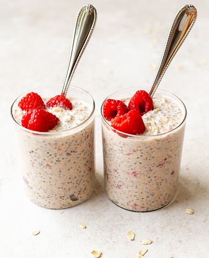 Healthy High Fiber Overnight Oats with Raspberries