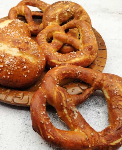  pretzel recipe( without lye)- Oma’s soft Bavarian Laugenbrezel