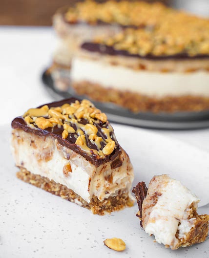 Nyers vegan Snikers torta