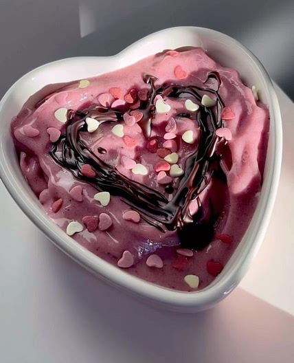chocolate strawberry smoothie bowl