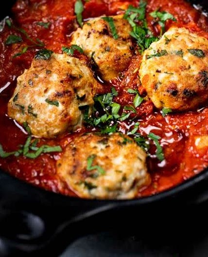 Boulettes de poulet au cumin et sauce tomates aux herbes