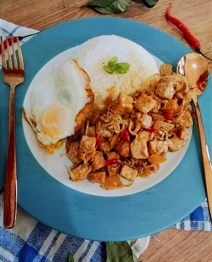 Tofu and Bean Sprouts Stir-Fry with Soy Sauce/Tahu Cambah Tumis Kecap