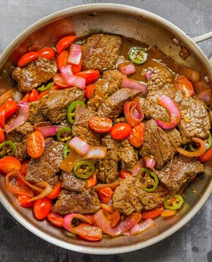 Peruvian Steak Stir-Fry with Onions and Tomatoes (Lomo Saltado)