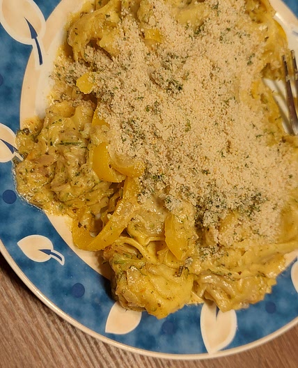 Tortellini mit Kräuter-Käse-Bröseln dazu Paprika-Zucchini-Gemüse und frischer Oregano