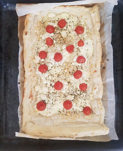 Blätterteigpizza mit Tomaten