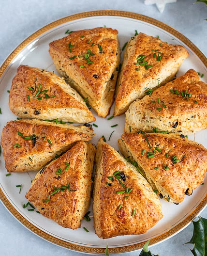Scones au fromage et au beurre à la ciboulette