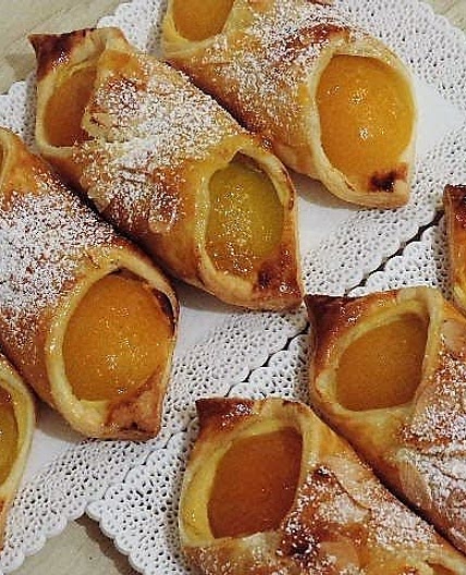 Feuilletés aux abricots et à la crème d'amandes