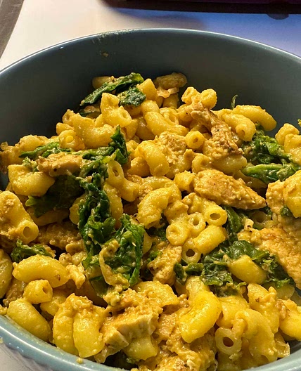 Creamy Mac n Cheese With Chicken and Baby Kale 