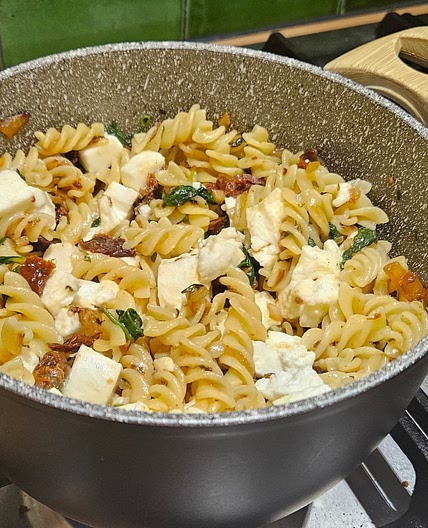 Tagliatelle z suszonymi pomidorami i szpinakiem