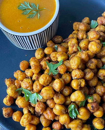 Crunchy Chickpeas with Aqua faba Curry sauce 