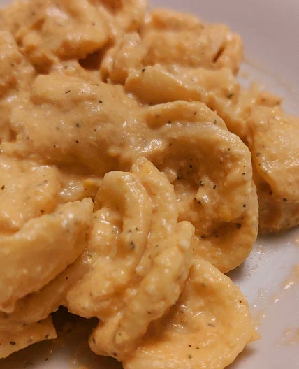 Pasta - Yellow bell pepper, ricotta and walnuts