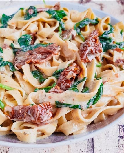 Nudeln mit Spinat-Sahne-Sauce