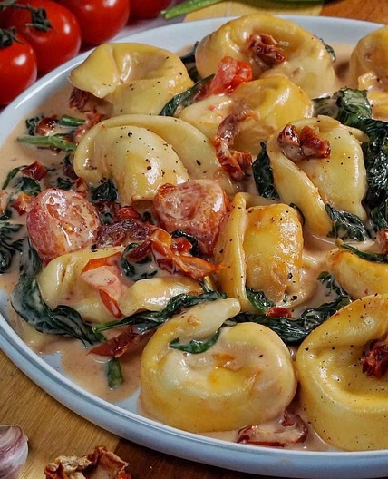 Tortellini mit getrockneten Tomaten