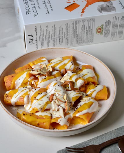 Paccheri alla zucca con pecorino, mandorle e polvere di caffè