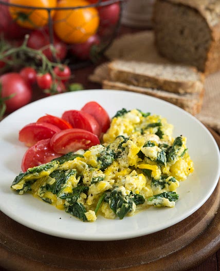 Scrambled egg with spinach on toast