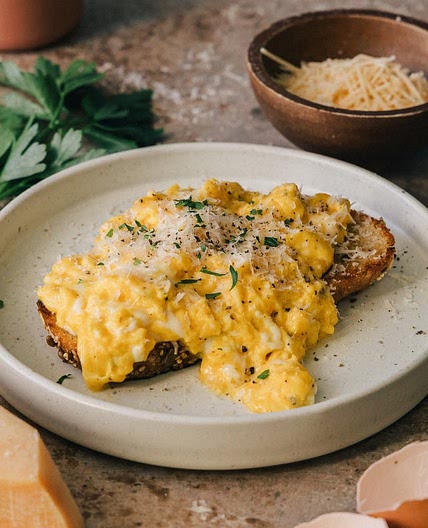 Caico e Pepe Bagel Scramble