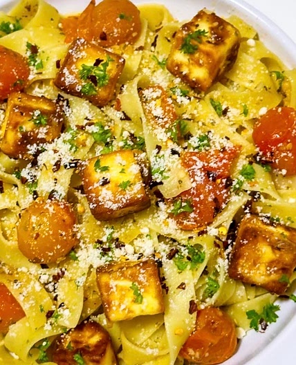 Fettuccine Aglio e Olio with Cherry Tomatoes and Halloumi Cubes 