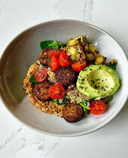 Quinoa falafel bowl met geroosterde paprika feta dip en kerriebl