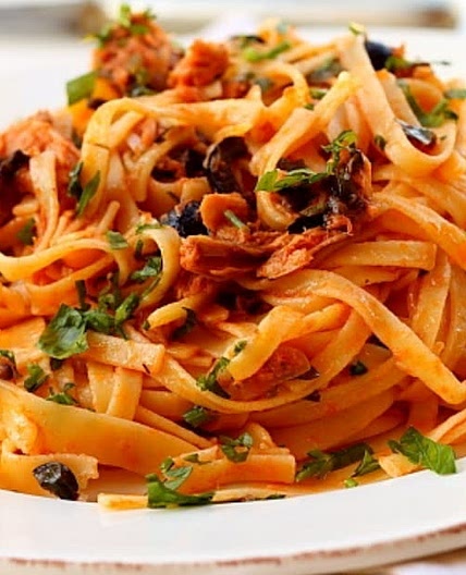 Tagliatelle with tuna and olives