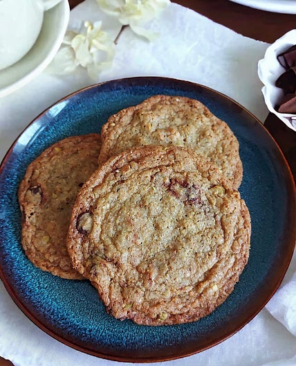 Roasted pistachio & dark chocolate chip cookies 🍪