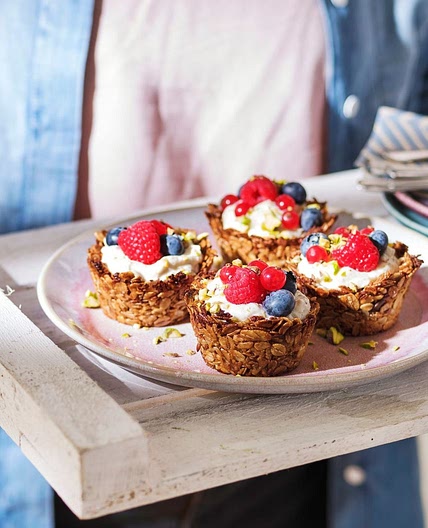 Knusprige Granola Cups mit Beeren