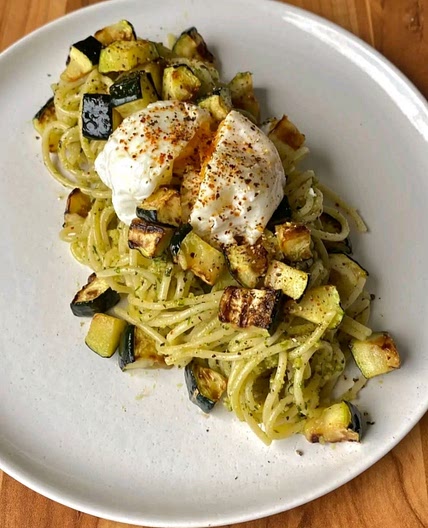 Pâtes au pesto, courgettes grillées et œuf poché