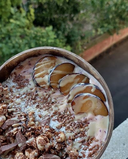 Prune smoothie bowl