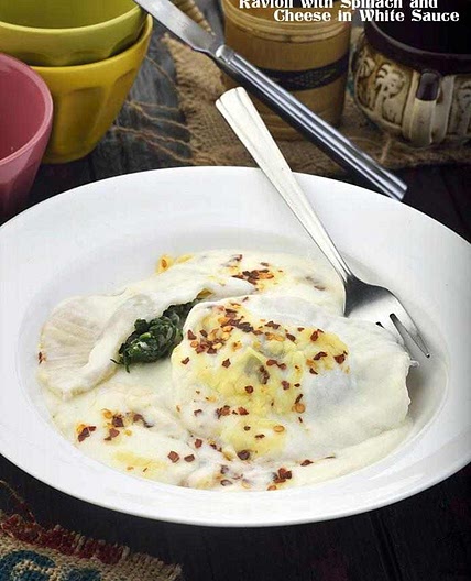 Ravioli with Spinach and Cheese in White Sauce