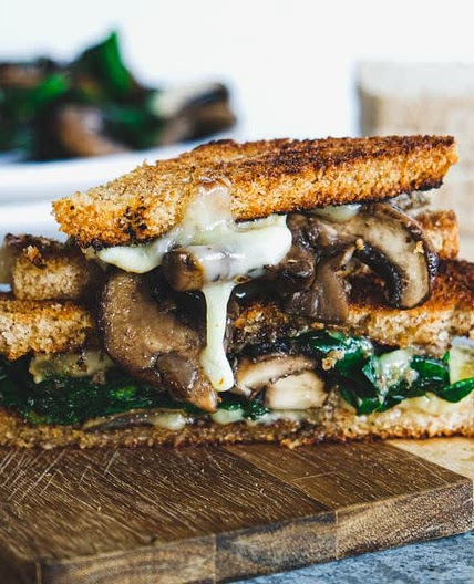 Croque veggie oignon confit et sauce au fromage blanc et ciboulette
