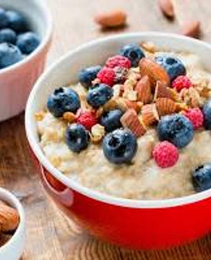 Oatmeal with Berries and Nuts