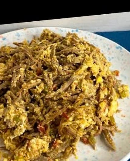 CARNE DESMECHADA CON HUEVO