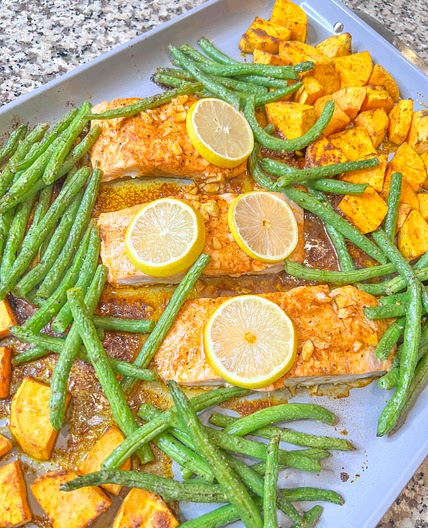 30 minute salmon and veggie sheet pan meal