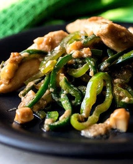 Stir-Fried Chicken with Green Peppers and Ginger