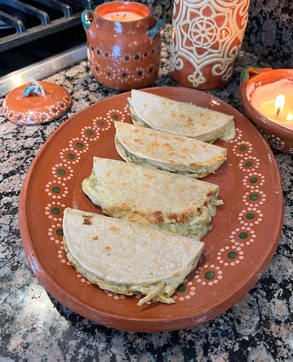 QUESADILLAS CON POLLO EN SALSA VERDE