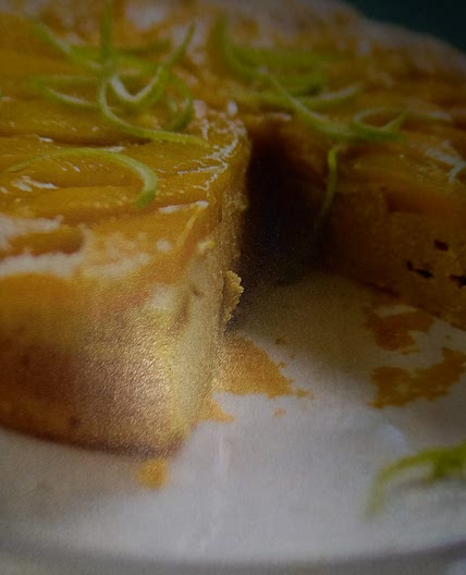 Gâteau renversé aux mangues, coco et lentilles corail