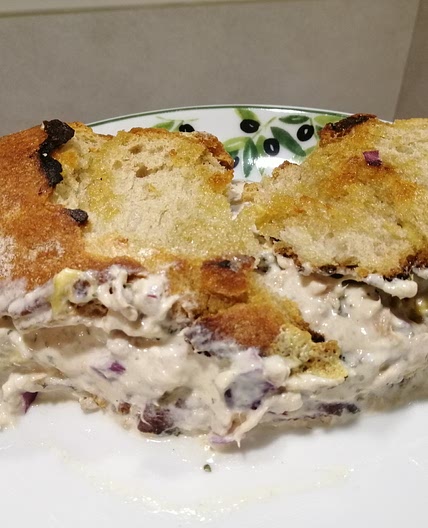 Tuna salad sandwich au cheddar