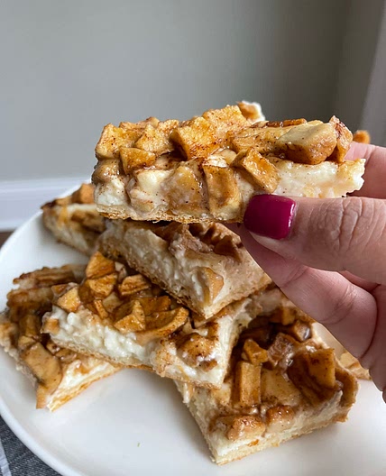 Apple cheesecake bars 