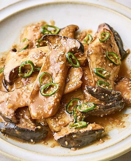 Korean king oyster mushrooms (seasongi beoseot bokkeum)