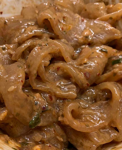 Wide vermicelli with sesame sauce