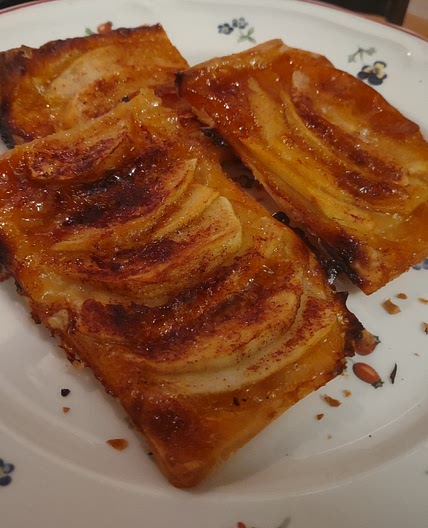 Apple tart with puff pastry