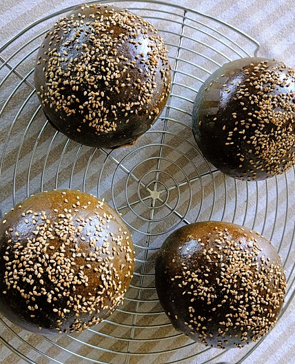 Buns noirs parfaits pour burgers