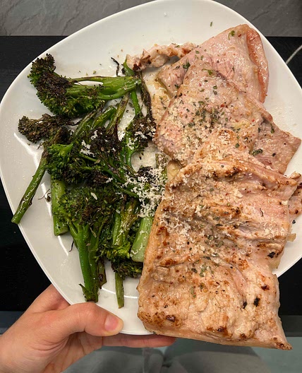 Cerdo fileteado con salteado de bimi 