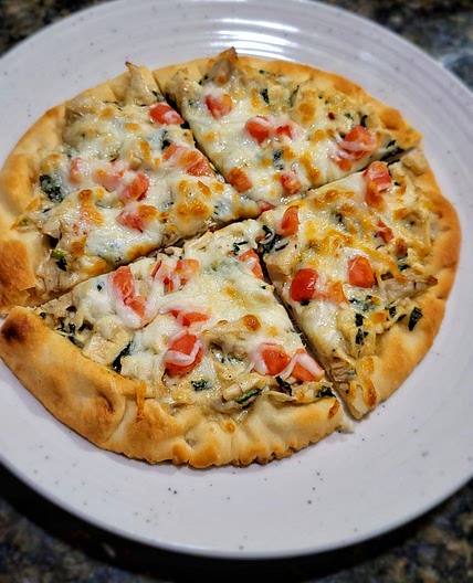 Creamy chicken pizza