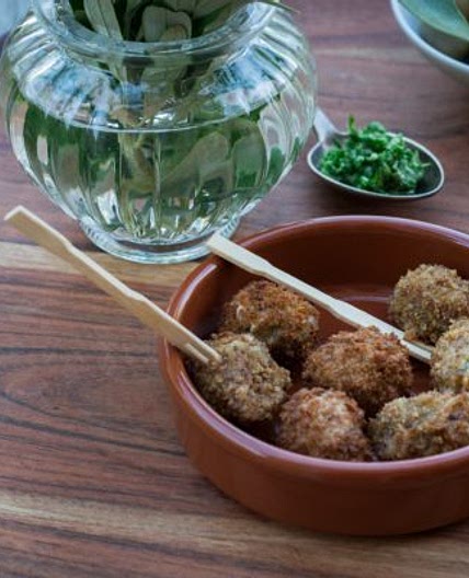 Fried olives in a Fitness Bread coat with herbal filling – Mestemacher