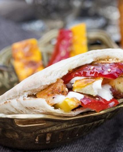 Pita with grilled vegetables, grilled cheese and peanut butter dip – Mestemacher