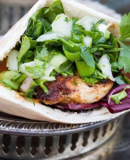 Pita with chilli chicken and Oriental parsley salad – Mestemacher