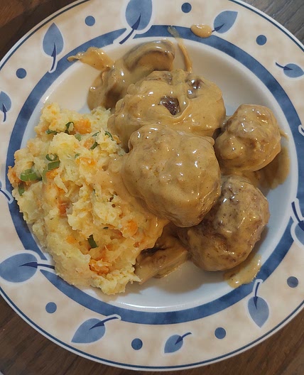 Käsige Hackbällchen mit Rahmchampignons dazu Konfetti-Stampf