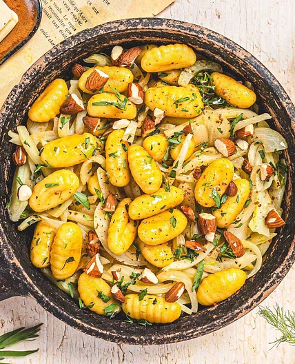 Poêlée de gnocchi, fenouil et amandes fumées