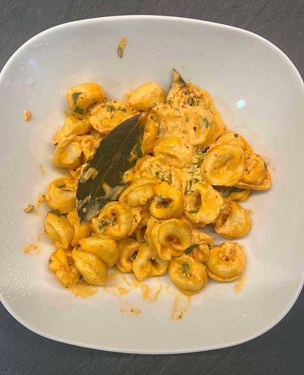 Ravioli de prosciutto y queso con “pesto rojo Calabresse”