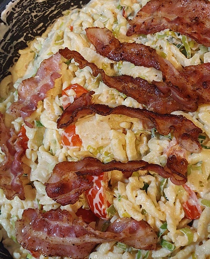Spätzle mit Bacon in Kirschtomaten-Lauch-Sauce